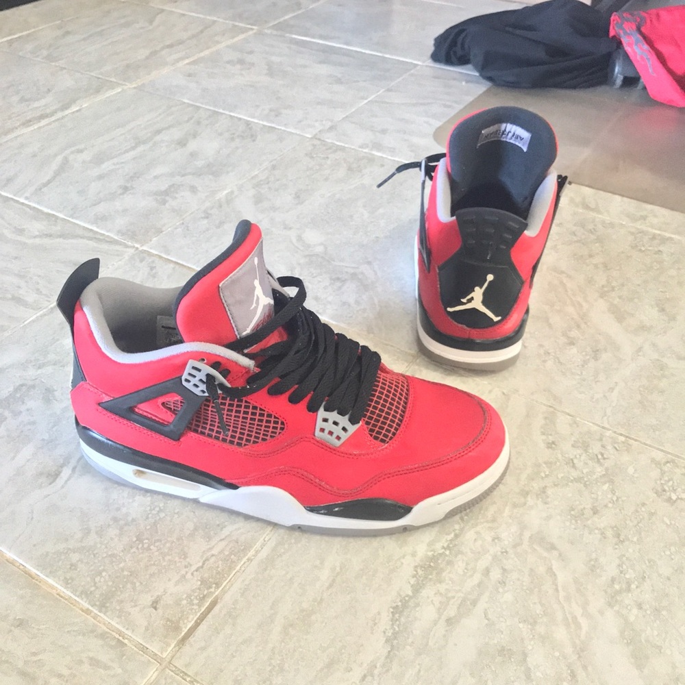 Jordan 4 Toro